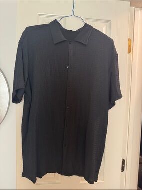 Men's Black Short-Sleeve Textured Button-Down Shirt